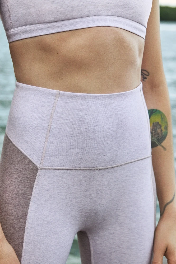 Exhale緊身褲,NT 2,680 Exhale緊身褲,NT 2,680