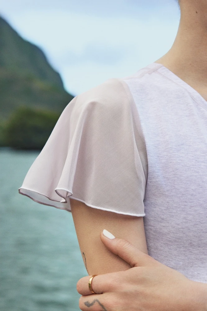 Exhale短版短袖T恤,NT 1,780 Exhale短版短袖T恤,NT 1,780