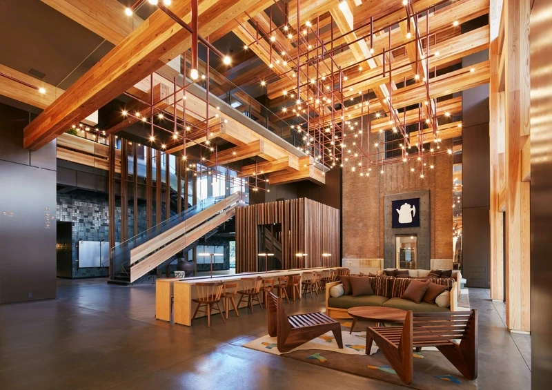 空間大量使用町屋傳統的格子架結構。 空間大量使用町屋傳統的格子架結構。