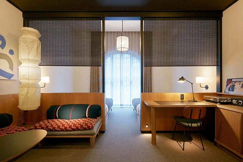 「Historic Twin」房型,用竹簾將起居空間與睡眠空間隔開。 「Historic Twin」房型,用竹簾將起居空間與睡眠空間隔開。