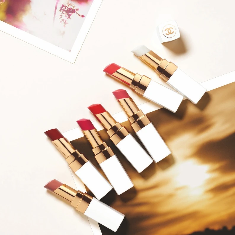 CHANEL香奈兒COCO持色潤唇膏情境圖。