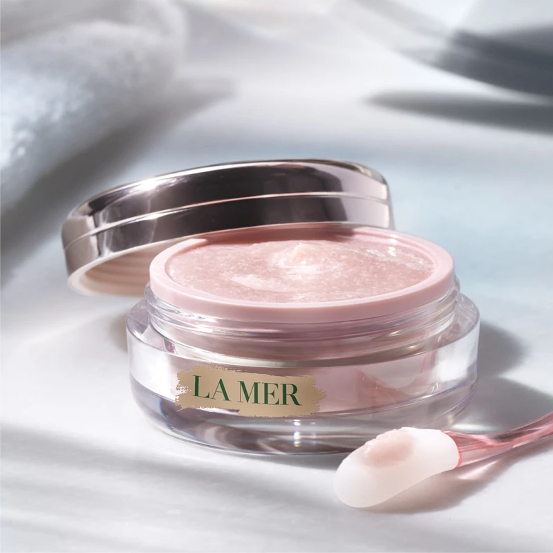 LA MER海洋拉娜星砂柔化修護唇膜產品形象圖。 LA MER海洋拉娜星砂柔化修護唇膜產品形象圖。