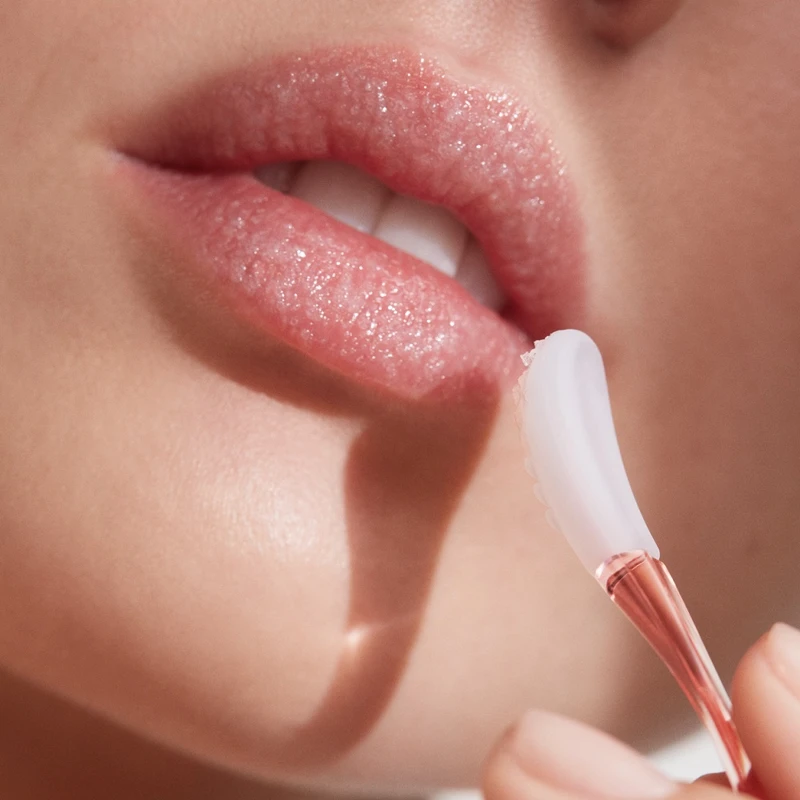 LA MER海洋拉娜星砂柔化修護唇膜內的唇膜棒使用圖。 LA MER海洋拉娜星砂柔化修護唇膜內的唇膜棒使用圖。