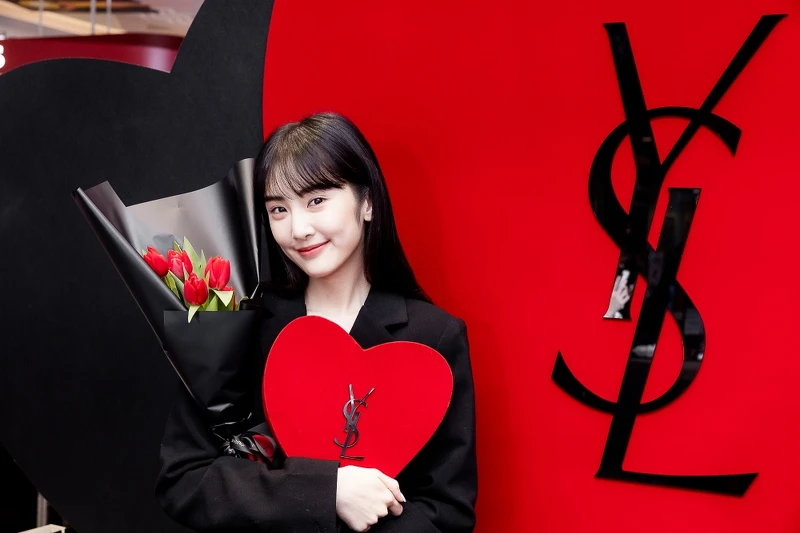 YSL 2022情人節熾愛花坊。 YSL 2022情人節熾愛花坊。