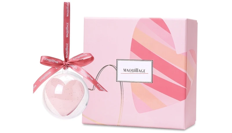 心機彩粧 2022情人節限定禮盒包裝與粉紅愛心粉撲。 心機彩粧 2022情人節限定禮盒包裝與粉紅愛心粉撲。