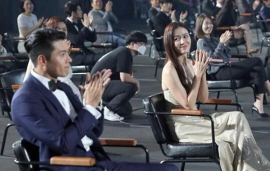 玄彬與孫藝珍頒獎典禮互動曖昧 玄彬與孫藝珍頒獎典禮互動曖昧