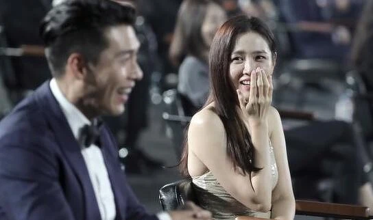 玄彬與孫藝珍頒獎典禮互動曖昧 玄彬與孫藝珍頒獎典禮互動曖昧