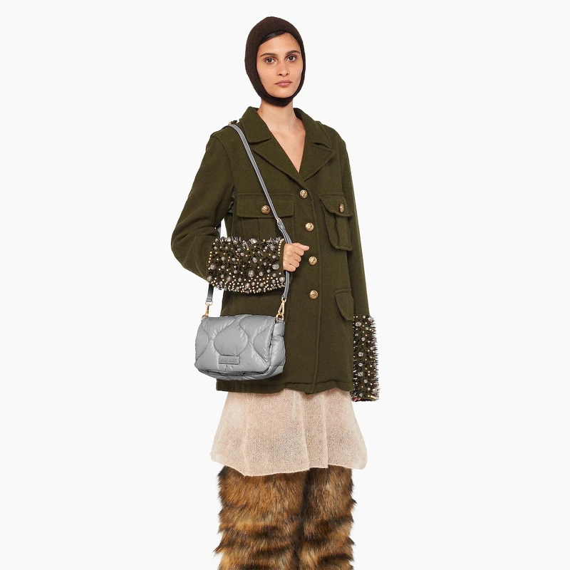 夾棉尼龍掛肩袋,NT 60,000 夾棉尼龍掛肩袋,NT 60,000