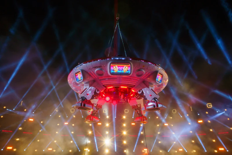 2022台北燈節主燈「TAIPEI 40宇宙飛船」乘載著多元融合文化與無限寬廣的良善，降臨在台北士林。