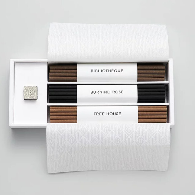 Byredo線香組當中的底座採用錫合金製成,上面還有Byredo品牌Logo 浮雕,低調而細緻。 Byredo線香組當中的底座採用錫合金製成,上面還有Byredo品牌Logo 浮雕,低調而細緻。