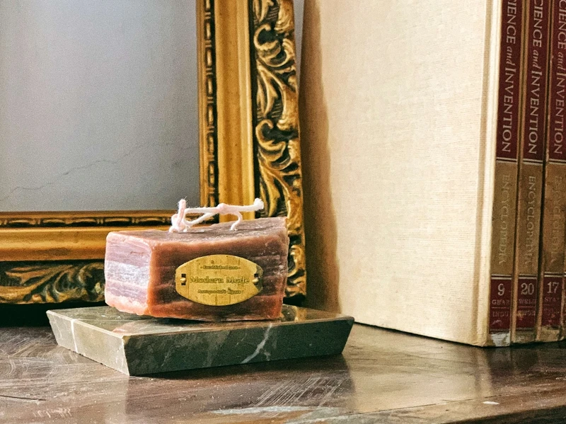 Modern Mode Café 8.1石紋香氛精油蠟燭+底座(香料奶茶色)200g,NT2,380 Modern Mode Café 8.1石紋香氛精油蠟燭+底座(香料奶茶色)200g,NT2,380