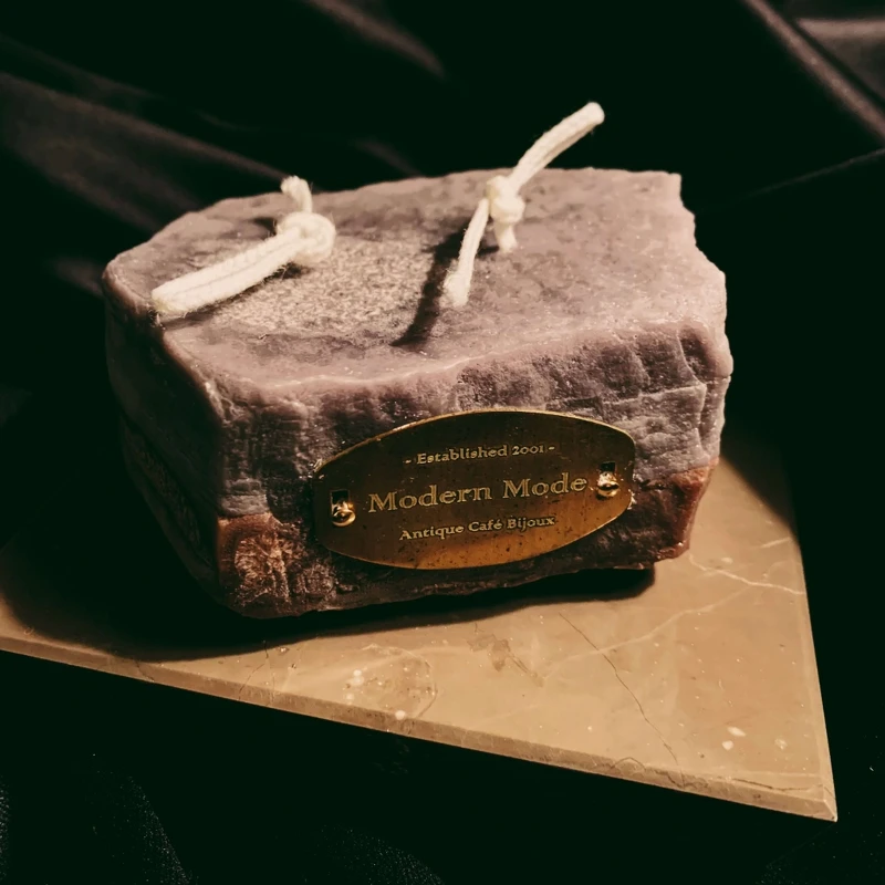 Modern Mode Café 8.1石紋香氛精油蠟燭+底座(香料奶茶色)200g,NT2,380 Modern Mode Café 8.1石紋香氛精油蠟燭+底座(香料奶茶色)200g,NT2,380