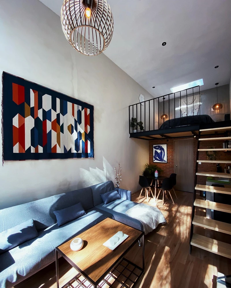 有兩層樓空間。 有兩層樓空間。