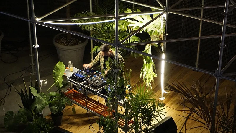 Park2 B1打包運動場靈活多變的特性，讓木Deck 時而成為舞台，時而挪移為表演騰出空間。