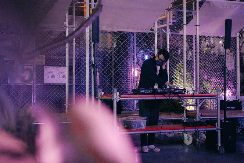 在DJ ALLOWILL Mixer的音樂中，為 Park2 帶來大人系的夜生活體驗。（photo by 吳璨）