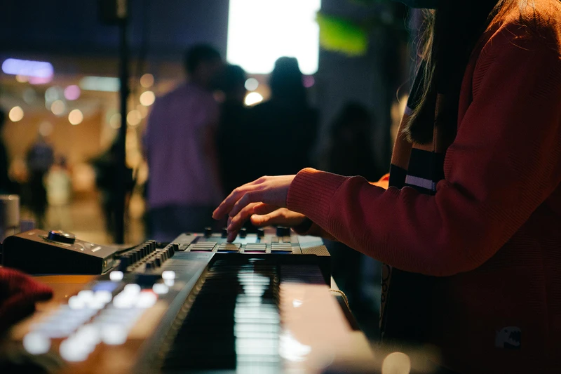 開放式的表演場地，讓E V E a.k.a. 酷酷小乖乖的表演能更加的拉進民眾和表演者的距離。（photo by 吳璨）