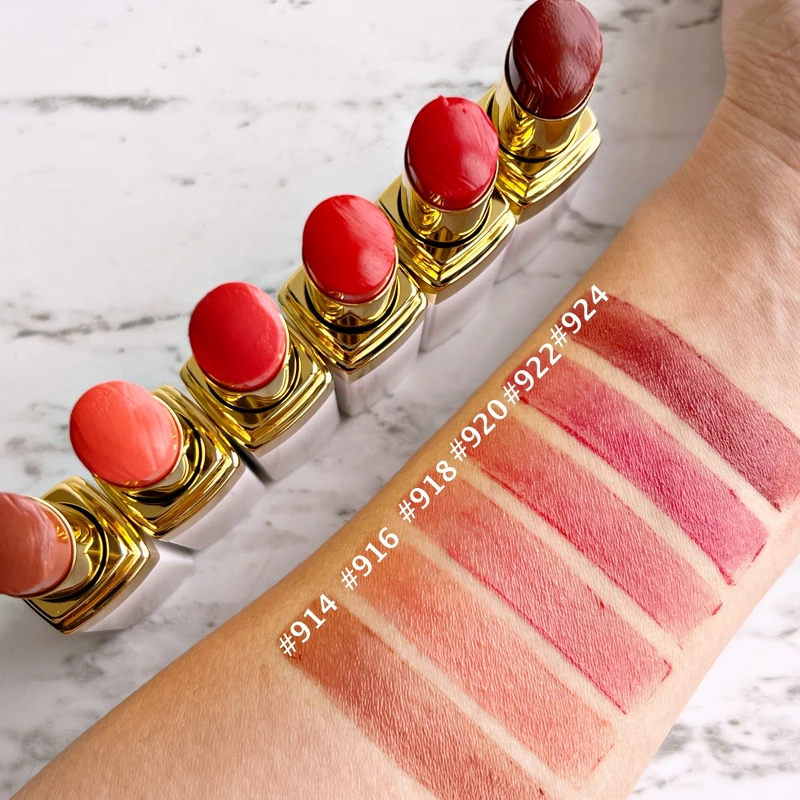 香奈兒COCO持色潤唇膏手部試色。