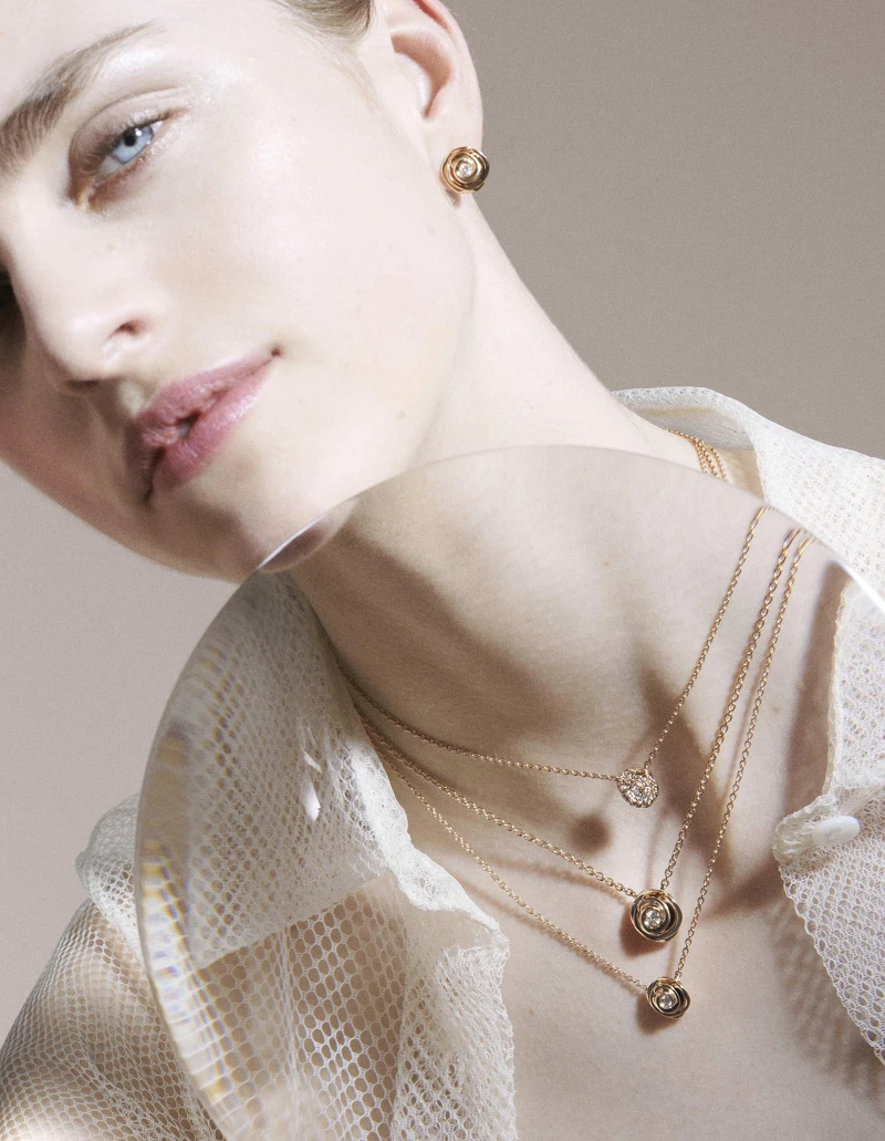 模特兒演繹2022全新Rose Dior Couture玫瑰珠寶 ©Camille Vivier 模特兒演繹2022全新Rose Dior Couture玫瑰珠寶 ©Camille Vivier