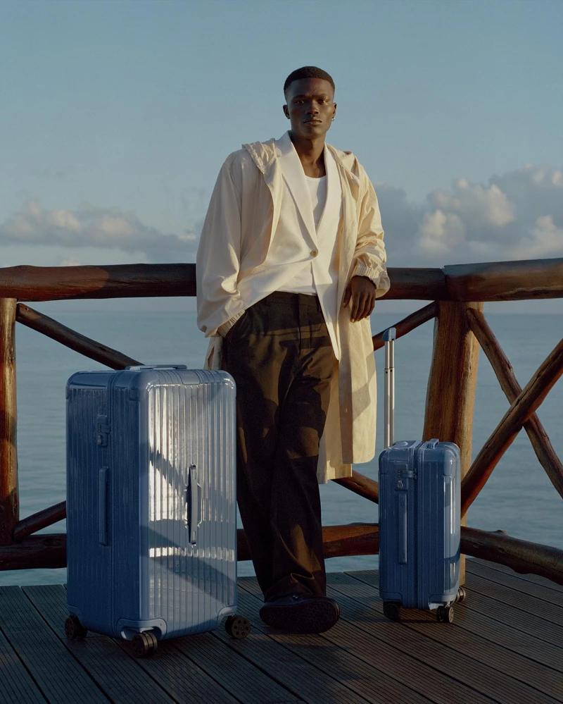 RIMOWA Essential霧籃色(左)Truck-Plus(右)Cabin RIMOWA Essential霧籃色(左)Truck-Plus(右)Cabin