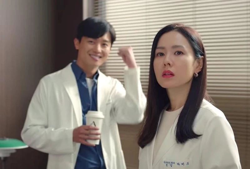 《三十九》善優到美昭皮膚科上班