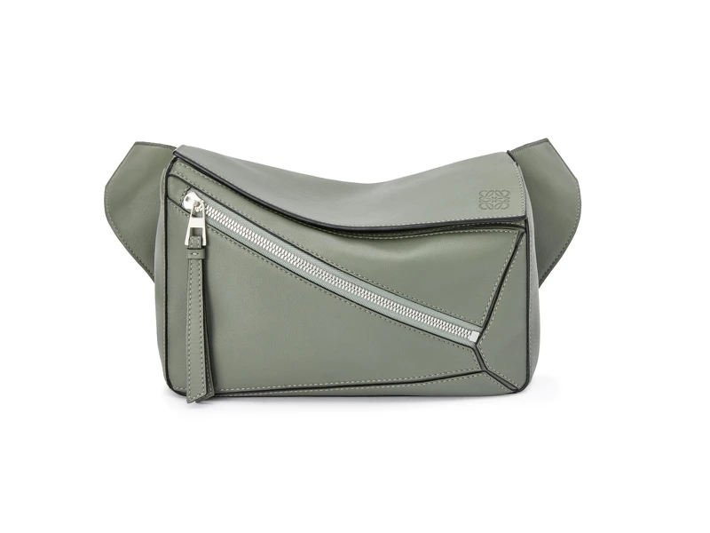 Puzzle鼠尾草色小牛皮腰包，NT 67,000