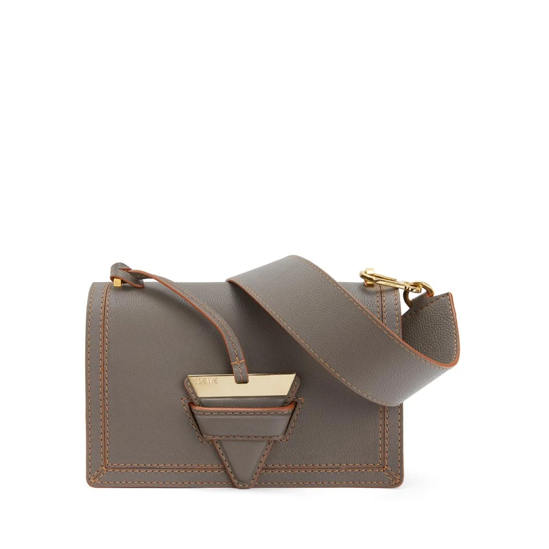 Barcelona 咖啡色小牛皮肩背包，NT 97,000