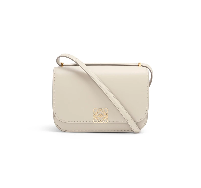 Goya白色絲滑小牛皮肩背包，NT 113,000