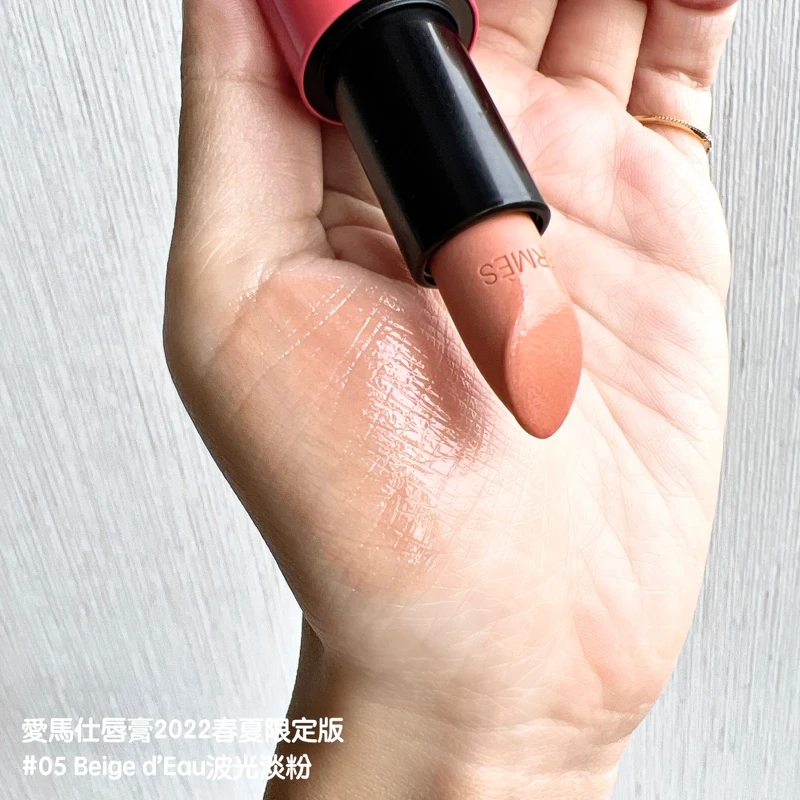 Hermes愛馬仕Rouge Hermès 2022春夏限定色唇膏(#05 Beige d’Eau波光淡粉)手部試色。 Hermes愛馬仕Rouge Hermès 2022春夏限定色唇膏(#05 Beige d’Eau波光淡粉)手部試色。