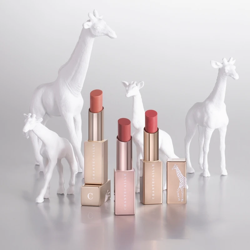 香緹卡2022溫柔巨獸長頸鹿系列花妍香頌唇膏形象圖。 香緹卡2022溫柔巨獸長頸鹿系列花妍香頌唇膏形象圖。