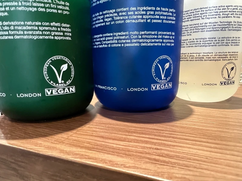 KRYOLAN歌劇魅影純素卸妝系列瓶身上擁有英國Vegan標章認證。