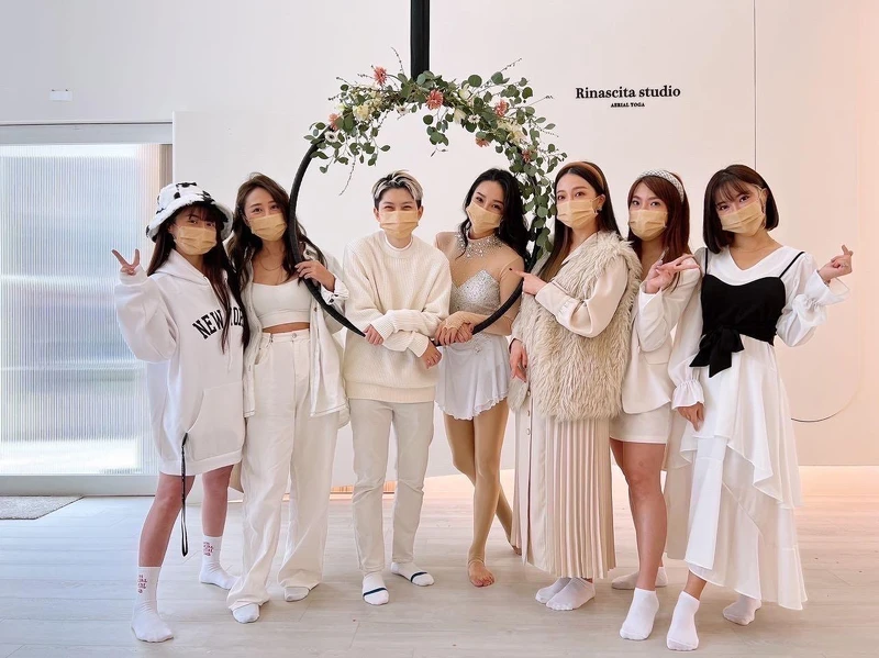 左起(林吟蔚、鄭羽凡、RoySiao、Amber、玉兔、小優、巫苡萱) 左起(林吟蔚、鄭羽凡、RoySiao、Amber、玉兔、小優、巫苡萱)