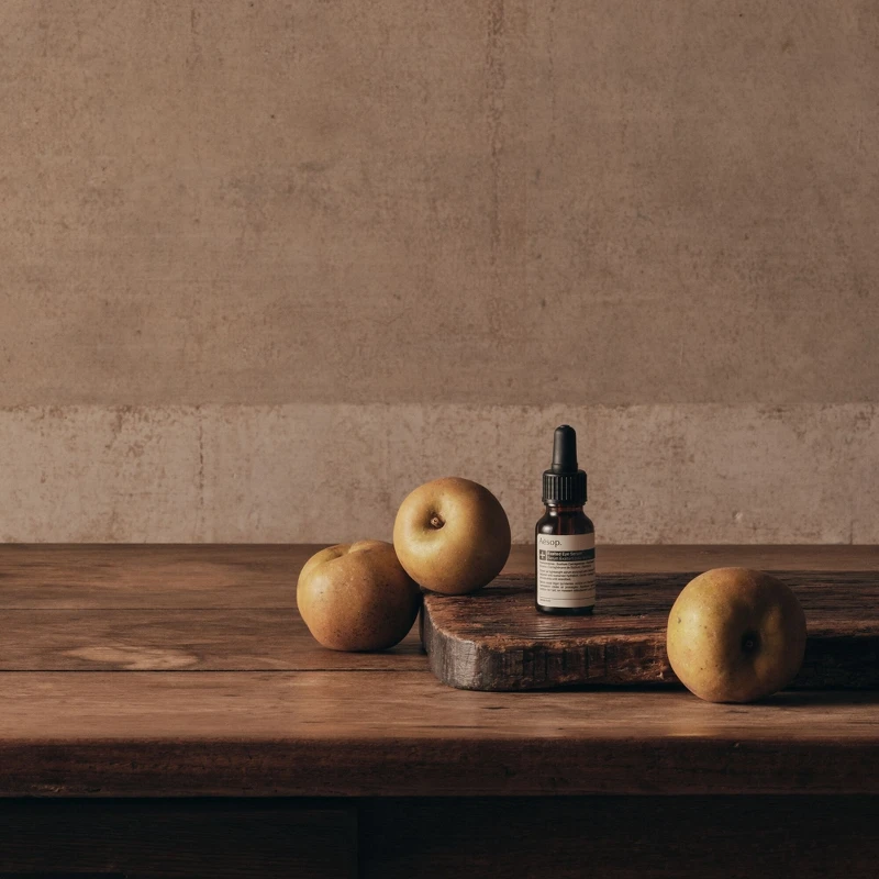 Aesop瑩澈眼部精華情境圖。