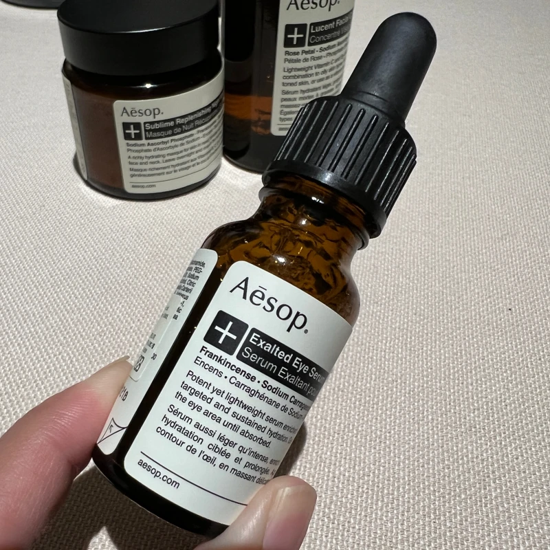 瑩澈眼部精華是Aesop臉部肌膚調理+系列新成員-瑩澈眼部精華，只要有這個「+」字就代表內含許多維他命成份。