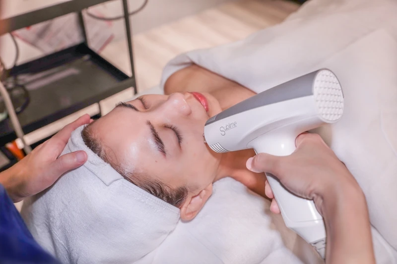 Revive Spa舞動。奇肌課程使用專業儀器保養臉部。