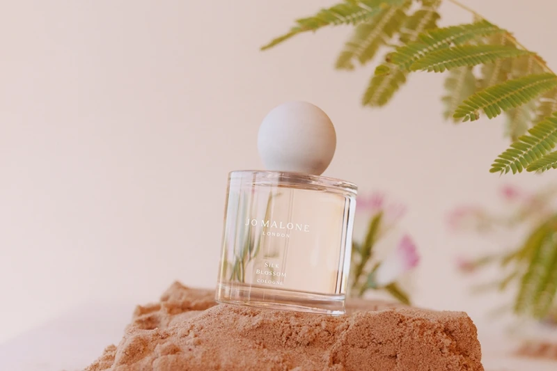 Jo Malone London 2022年地中海花園系列合歡花香水情境圖。 Jo Malone London 2022年地中海花園系列合歡花香水情境圖。