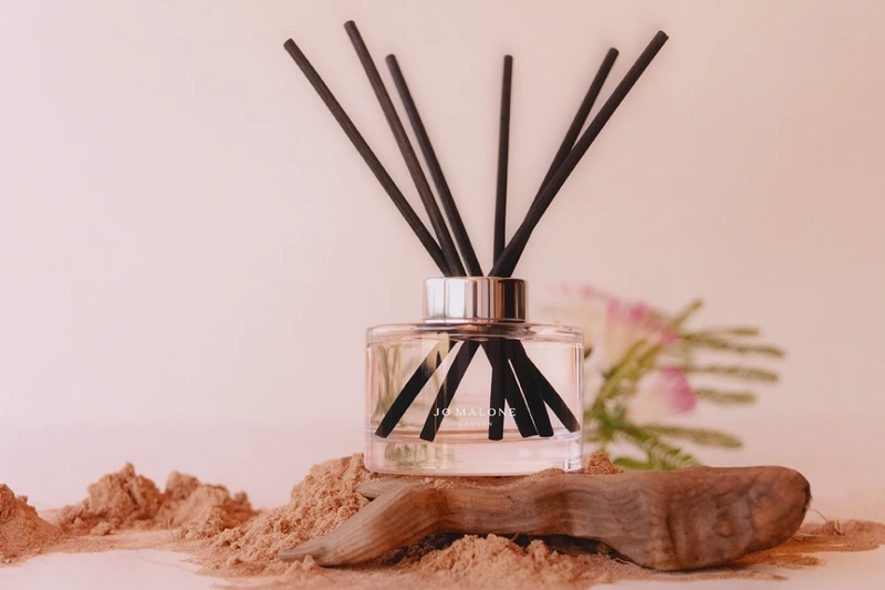 Jo Malone London 2022年地中海花園系列合歡花擴香情境圖。