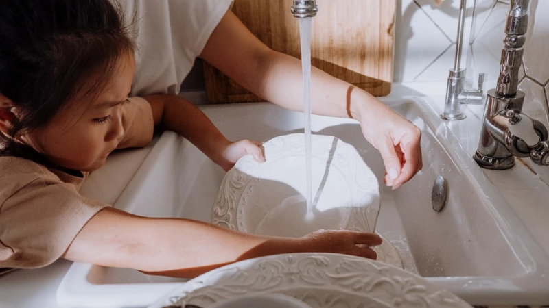 洗碗精挑選最需要能有效清潔卻有溫和不咬手。 洗碗精挑選最需要能有效清潔卻有溫和不咬手。