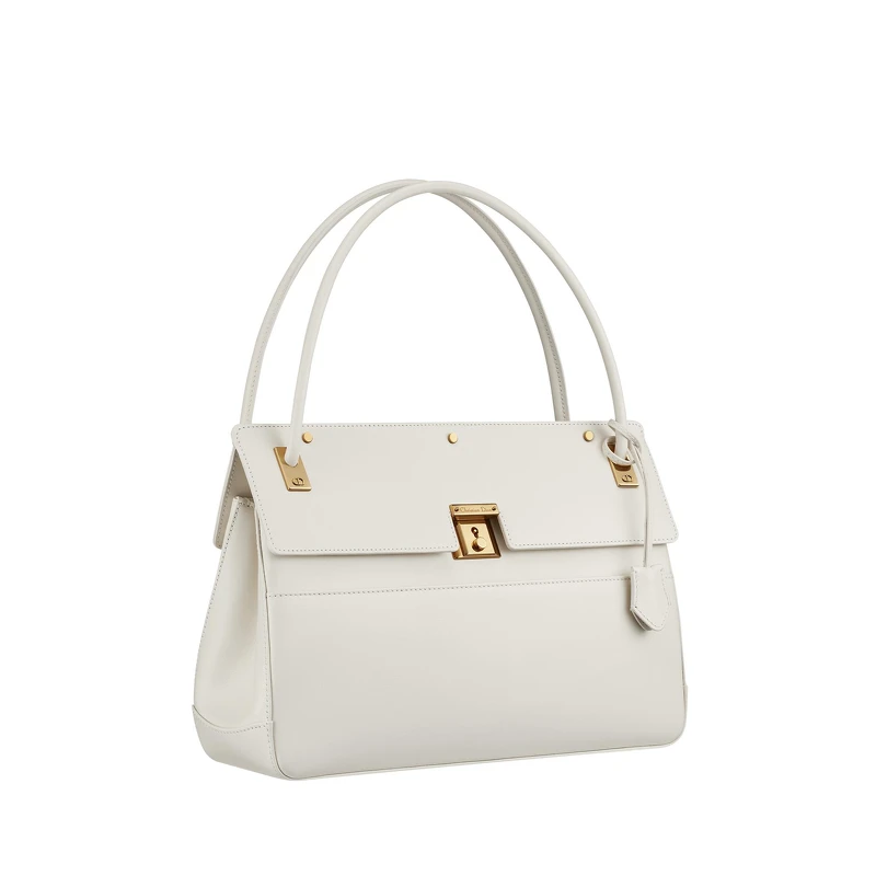 Dior Parisienne 拿鐵白小牛皮翻蓋提包，NT155,000。