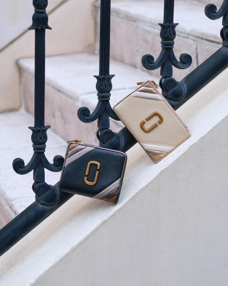 三色斜紋米色零錢包,NT 5,590 三色斜紋米色零錢包,NT 5,590