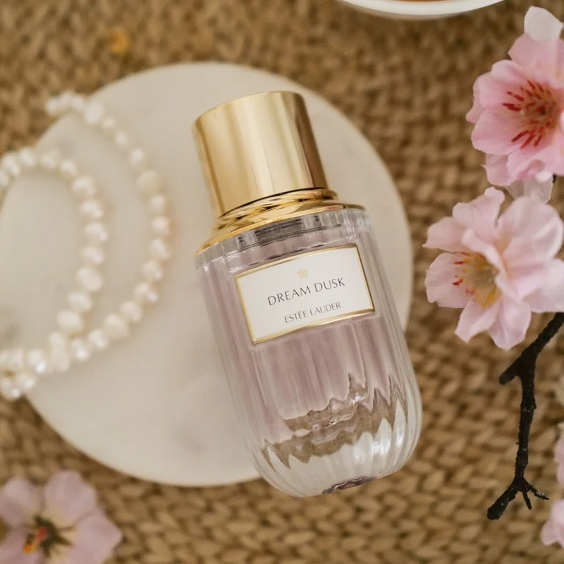 雅詩蘭黛雋永工藝探索香氛系列(漫舞櫻花)40ml,NT3,500、100ml,NT7,000 雅詩蘭黛雋永工藝探索香氛系列(漫舞櫻花)40ml,NT3,500、100ml,NT7,000