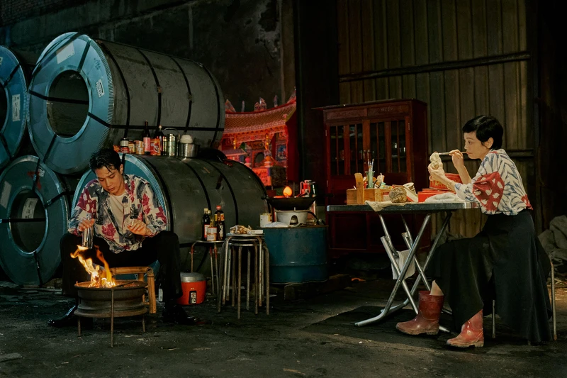 ▲除了張艾嘉以外,其他演員皆一人分飾多角。(圖 / CATCHPLAY+提供) ▲除了張艾嘉以外,其他演員皆一人分飾多角。(圖 / CATCHPLAY+提供)