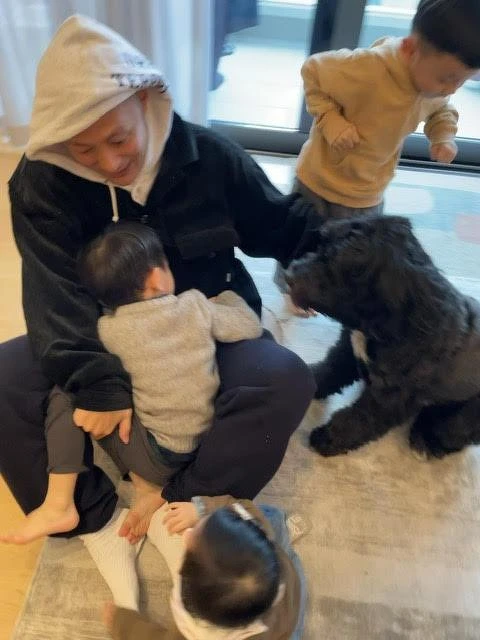 余文樂在香港過年時同時間照顧很多小孩