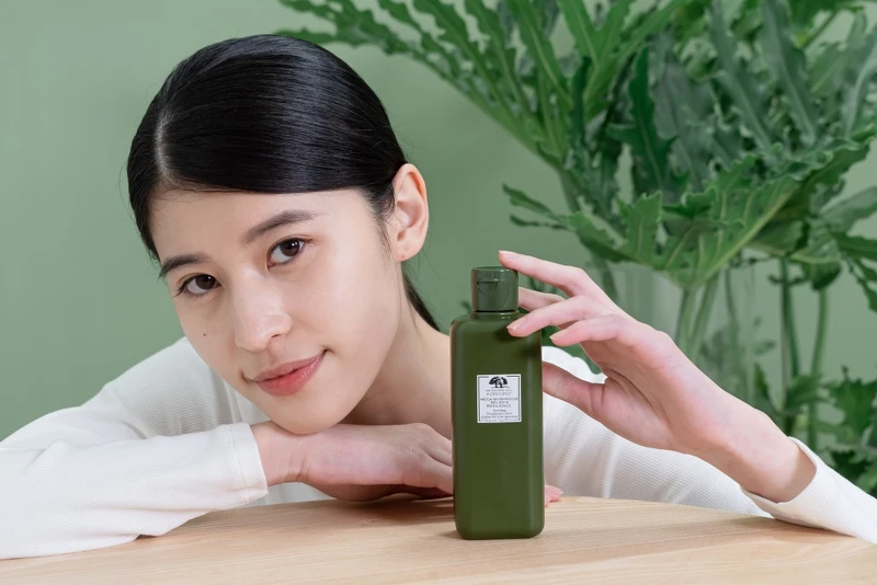 品木宣言DR.WEIL青春無敵靈芝光潤機能水情境照。 品木宣言DR.WEIL青春無敵靈芝光潤機能水情境照。