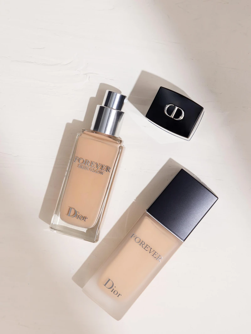 DIOR超完美持久柔光粉底液(左)、超完美持久柔霧粉底液(右)