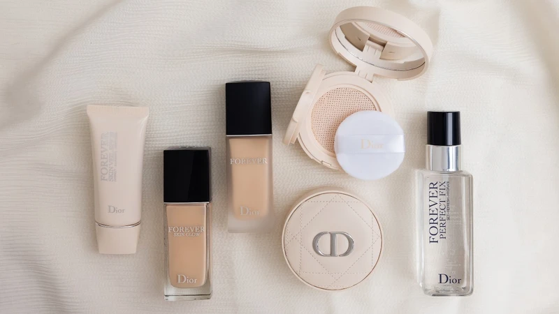 左起：DIOR超完美持久飾底乳、超完美持久柔光粉底液、超完美持久柔霧粉底液、超完美持久氣墊蜜粉、超完美持久定妝噴霧