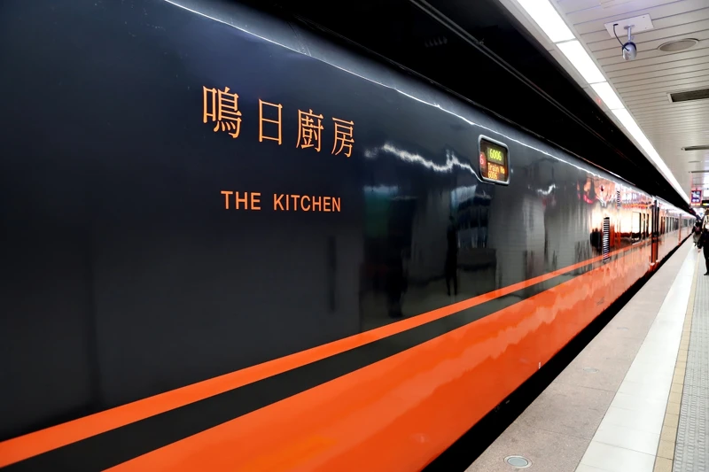 延續了「鳴日號」黑色橘色搭配的外觀設計。 延續了「鳴日號」黑色橘色搭配的外觀設計。