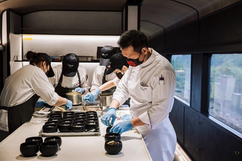 與晶華國際酒店聯手合作,推出了「鳴日廚房・菁華饗宴」。 與晶華國際酒店聯手合作,推出了「鳴日廚房・菁華饗宴」。