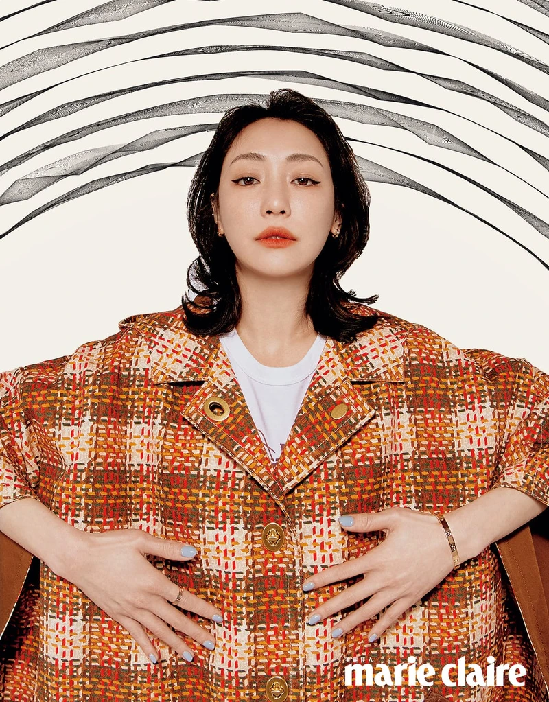 白色 Logo 圖騰T恤、斗篷式外套、及膝裙,all by Coach。玫瑰金 Love 耳環、玫瑰金 Love 手環、玫瑰金 Love 戒指,all by Cartier。 白色 Logo 圖騰T恤、斗篷式外套、及膝裙,all by Coach。玫瑰金 Love 耳環、玫瑰金 Love 手環、玫瑰金 Love 戒指,all by Cartier。