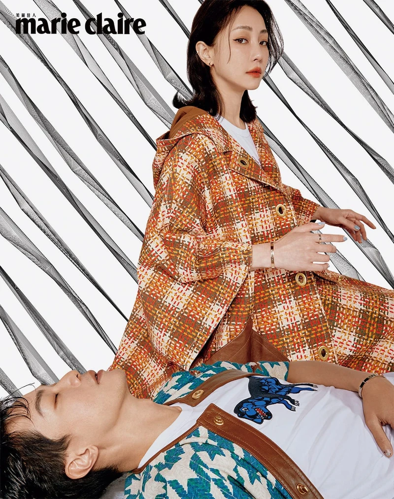 (謝欣穎) 白色 Logo 圖騰T恤、斗篷式外套、及膝裙,all by Coach。玫瑰金 Love 耳環、玫瑰金 Love 手環、玫瑰金 Love 戒指,all by Cartier。恐龍圖案T恤、藍白圖紋短外套,all by Coach。 白K金 Love 手環、白K金 Love 戒指,both by Cartier。 (謝欣穎) 白色 Logo 圖騰T恤、斗篷式外套、及膝裙,all by Coach。玫瑰金 Love 耳環、玫瑰金 Love 手環、玫瑰金 Love 戒指,all by Cartier。恐龍圖案T恤、藍白圖紋短外套,all by Coach。 白K金 Love 手環、白K金 Love 戒指,both by Cartier。