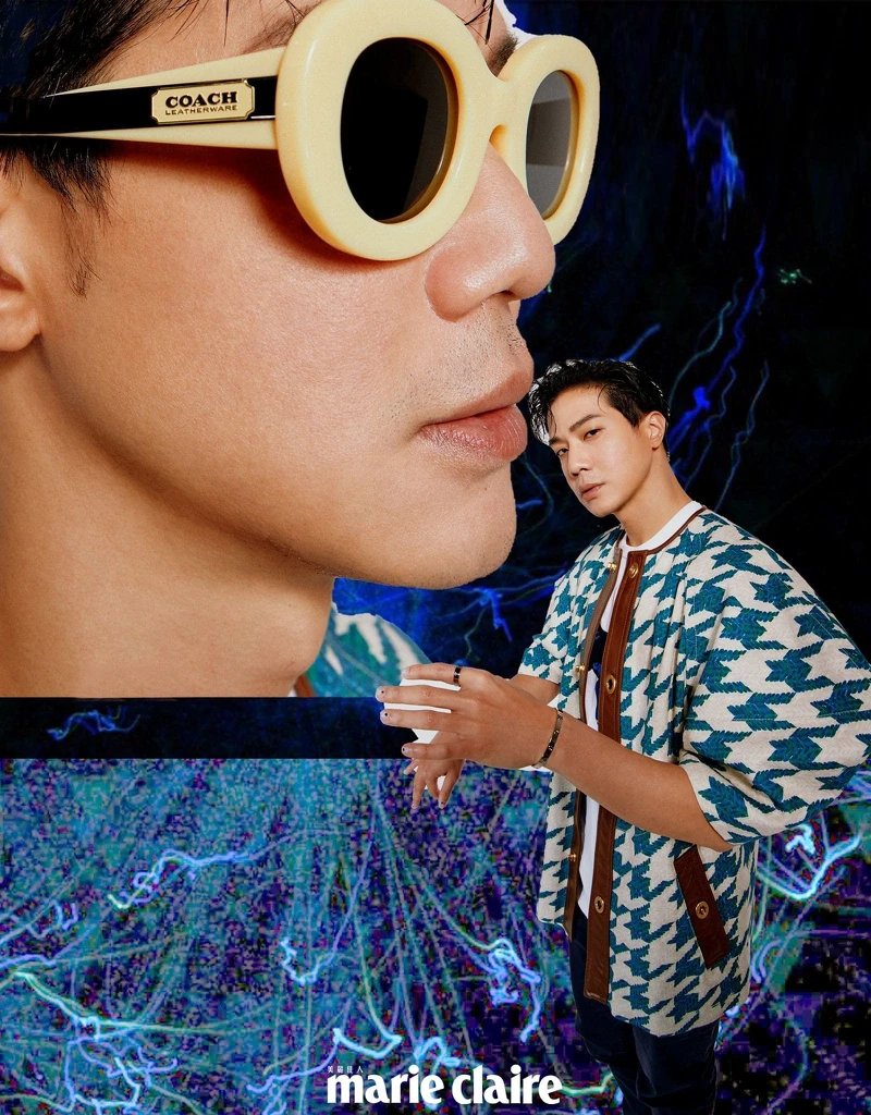 鵝黃色粗框墨鏡、恐龍圖案T恤、藍白圖紋短外套、深藍色休閒褲,all by Coach。 白K金 Love 手環、白K金 Love 戒指,both by Cartier。 鵝黃色粗框墨鏡、恐龍圖案T恤、藍白圖紋短外套、深藍色休閒褲,all by Coach。 白K金 Love 手環、白K金 Love 戒指,both by Cartier。